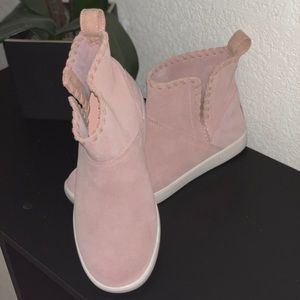 Pink and white koolaburra by ugg